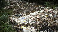 Sampah memenuhi aliran kali sepanjang 150 meter.