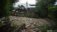 Sebelumnya berbagai relawan turun tangan untuk membersihkan sampah-sampah ini.