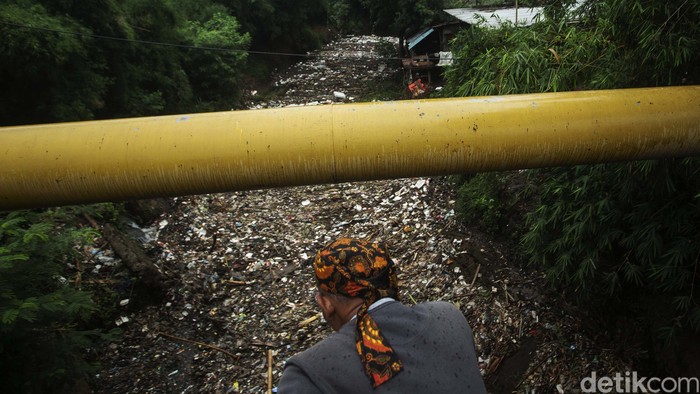 Sampah rumah tangga menutupi aliran kali di Jatimulya, Tambun, Kabupaten Bekasi, Senin (18/10/2021). Begini penampakannya.