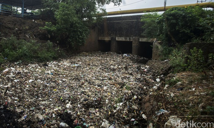 Sampah rumah tangga menutupi aliran kali di Jatimulya, Tambun, Kabupaten Bekasi, Senin (18/10/2021). Begini penampakannya.