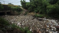 Sampah rumah tangga menutupi aliran kali di Jatimulya, Tambun, Kabupaten Bekasi, Senin (18/10/2021).