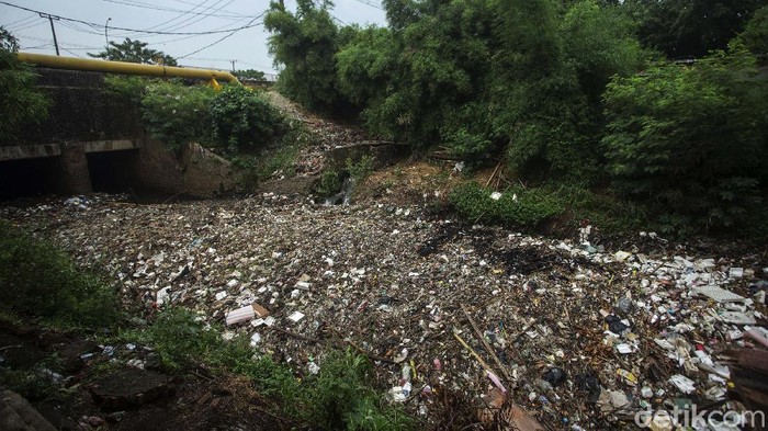 Sampah rumah tangga menutupi aliran kali di Jatimulya, Tambun, Kabupaten Bekasi, Senin (18/10/2021). Begini penampakannya.