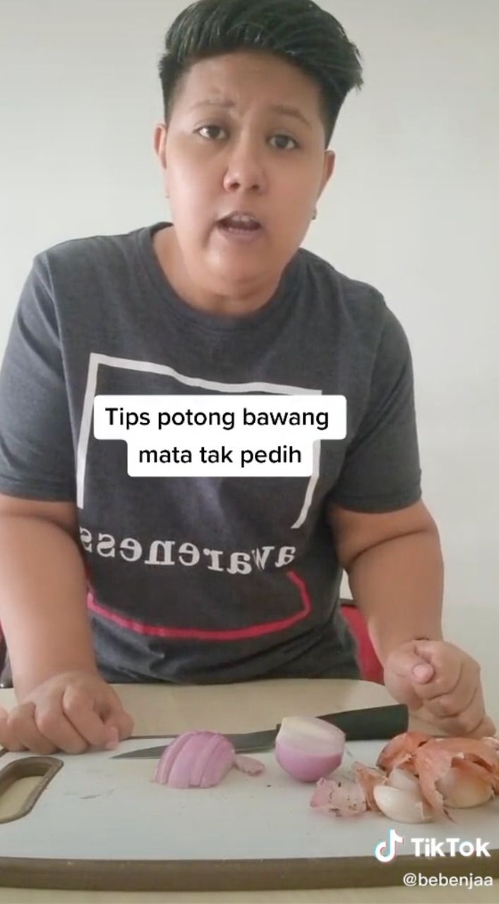 Julurkan Lidah Saat Potong Bawang, Trik Wanita Ini Bikin Ngakak
