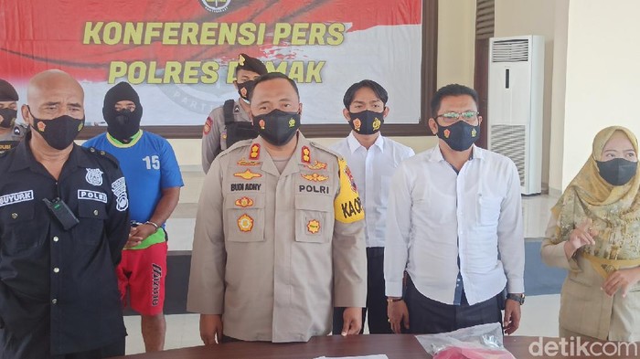Kapolres Demak AKBP Budi Adhy Buono merilis kasus pelatih voli setubuhi 13 anak didiknya yang masih ABG, Senin (18/10/2021).