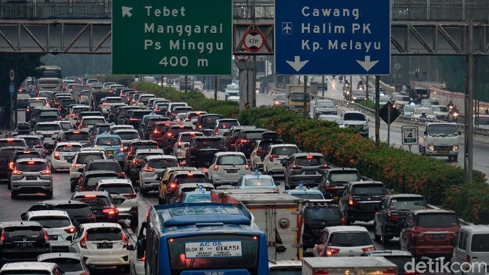 Pemerintah memastikan PPKM tetap diperpanjang di Indonesia. Ruas Tol Dalam Kota mengarah ke Cawang, Jakarta terpantau macet sore ini.
