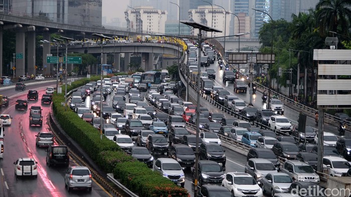 Pemerintah memastikan PPKM tetap diperpanjang di Indonesia. Ruas Tol Dalam Kota mengarah ke Cawang, Jakarta terpantau macet sore ini.