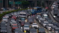 Kemacetan juga terjadi menjelang gerbang tol (GT) Kuningan 2.