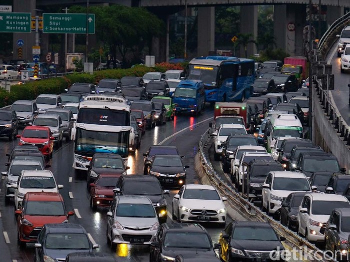 Pemerintah memastikan PPKM tetap diperpanjang di Indonesia. Ruas Tol Dalam Kota mengarah ke Cawang, Jakarta terpantau macet sore ini.