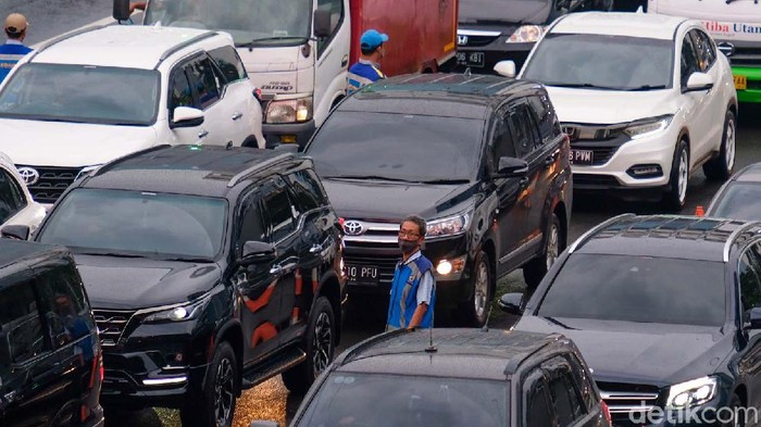 Kemacetan Tol Dalam Kota Saat PPKM Jakarta Diperpanjang Pemerintah memastikan PPKM tetap diperpanjang di Indonesia. Ruas Tol Dalam Kota mengarah ke Cawang, Jakarta terpantau macet sore ini.