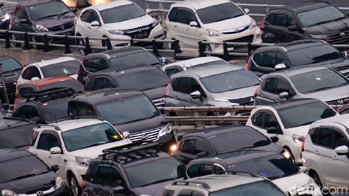 Pemerintah memastikan PPKM tetap diperpanjang di Indonesia. Ruas Tol Dalam Kota mengarah ke Cawang, Jakarta terpantau macet sore ini.
