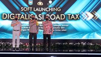 Dirjen Bina Keuangan Daerah Kemendagri, Mochamad Ardian (kiri); Kepala Korps Lalu Lintas (Kakorlantas) Polri, Irjen Pol Istiono (tengah); dan Direktur MRTI (Manajemen Risiko dan Teknologi Informasi) PTJasa Raharja, Amos Sampetoding (kanan) melakukan prosesi peluncuran program digitalisasi road tax melalui stiker berpengaman hologram sebagai bukti pembayaran pajak kendaraan bermotor di Jakarta.