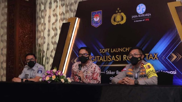 Kemendagri Luncurkan Stiker Hologram Pajak Kendaraan Kemendagri meluncurkan digitalisasi road tax melalui program stiker pajak kendaraan. Nantinya, kendaraan yang telah bayar pajak akan mendapatkan stiker road tax.