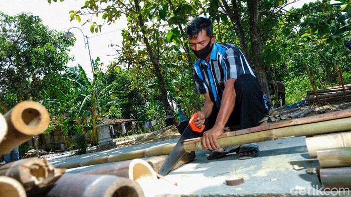 Di tangan perajin asal Kabupaten Grobogan ini bambu disulap menjadi kerajinan kerai. Tak tanggung-tanggung, kerai bambu ini bahkan sudah tembus pasar Portugal.