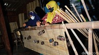 Proses pembuatan kerai bambu memakan waktu 1 sampai 2 hari. Penganyaman dilakukan dengan bantuan pemberat dari besi rel kereta.