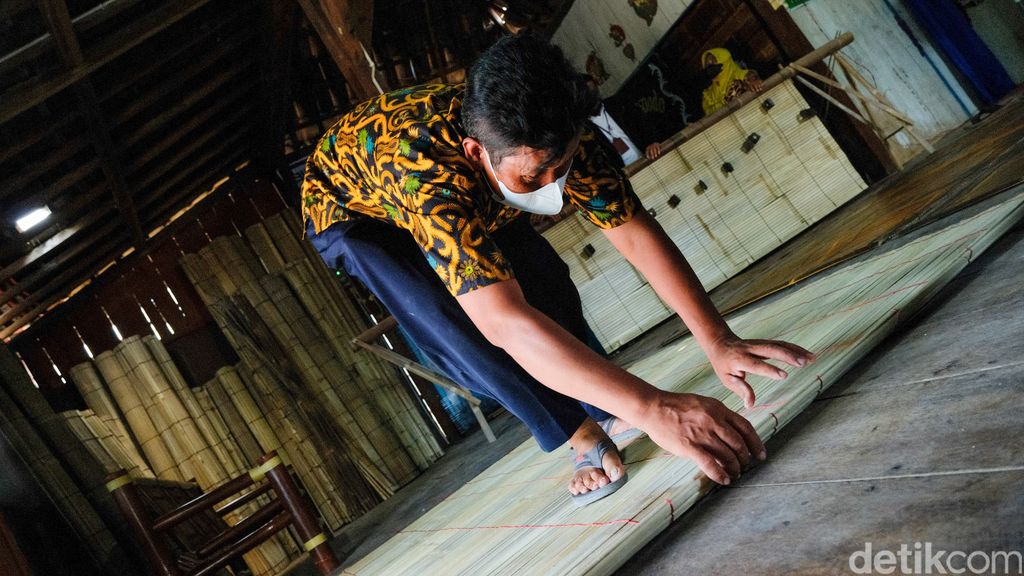 Di tangan perajin asal Kabupaten Grobogan ini bambu disulap menjadi kerajinan kerai. Tak tanggung-tanggung, kerai bambu ini bahkan sudah tembus pasar Portugal.