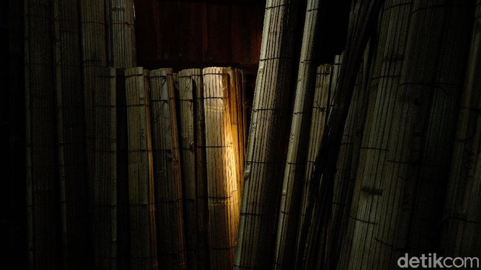 Di tangan perajin asal Kabupaten Grobogan ini bambu disulap menjadi kerajinan kerai. Tak tanggung-tanggung, kerai bambu ini bahkan sudah tembus pasar Portugal.