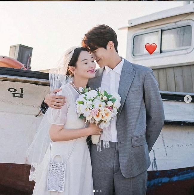 Seperti diungkap oleh akun Instagram @kdrama_fashion, setelan jas yang dipakai Hong Du Shik (pemain Kim Seon Ho) saat foto pernikahan merupakan keluaran dari brand high end Maison Valentino. Blazer yang dipakainya dijual seharga US$ 2.790, sedangkan celananya seharga US$ 990. Foto: Dok. tvNdrama