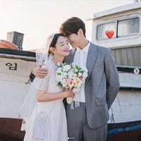 Seperti diungkap oleh akun Instagram @kdrama_fashion, setelan jas yang dipakai Hong Du Shik (pemain Kim Seon Ho) saat foto pernikahan merupakan keluaran dari brand high end Maison Valentino. Blazer yang dipakainya dijual seharga US$ 2.790, sedangkan celananya seharga US$ 990. Foto: Dok. tvNdrama