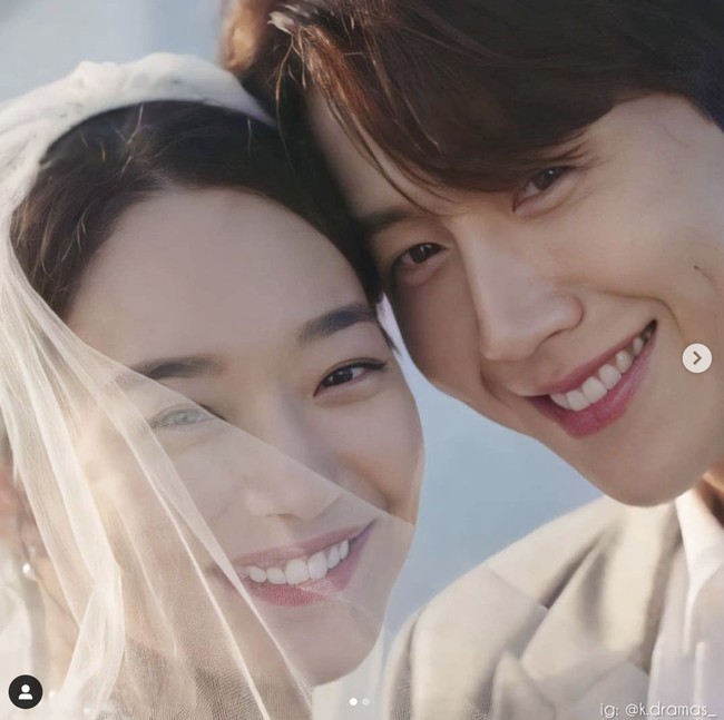 Sama-sama memiliki lesung pipi, Shin Min Ah dan Kim Seon Ho dijuluki sebagai dimple couple dalam drakor tvN yang tayang di Netflix ini. Foto: Dok. tvNdrama