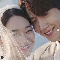 Sama-sama memiliki lesung pipi, Shin Min Ah dan Kim Seon Ho dijuluki sebagai dimple couple dalam drakor tvN yang tayang di Netflix ini. Foto: Dok. tvNdrama