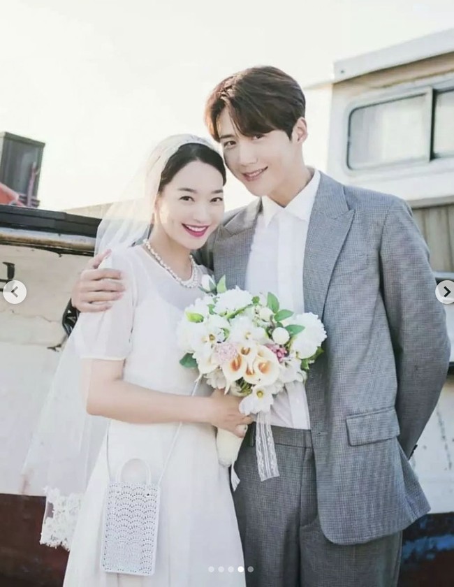 Sinopsis Hometown Cha Cha Cha mengikuti kisah Yoon Hye Jin (pemain Shin Min Ah), dokter gigi yang pindah ke desa Gongjin. Di sana, ia bertemu Hong Du Sik (pemain Kim Seon Ho), pekerja serabutan yang mendapat julukan Hong Banjang. Foto: Dok. tvNdrama