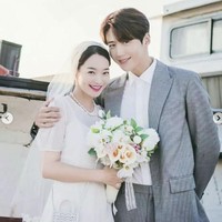 Sinopsis Hometown Cha Cha Cha mengikuti kisah Yoon Hye Jin (pemain Shin Min Ah), dokter gigi yang pindah ke desa Gongjin. Di sana, ia bertemu Hong Du Sik (pemain Kim Seon Ho), pekerja serabutan yang mendapat julukan Hong Banjang. Foto: Dok. tvNdrama