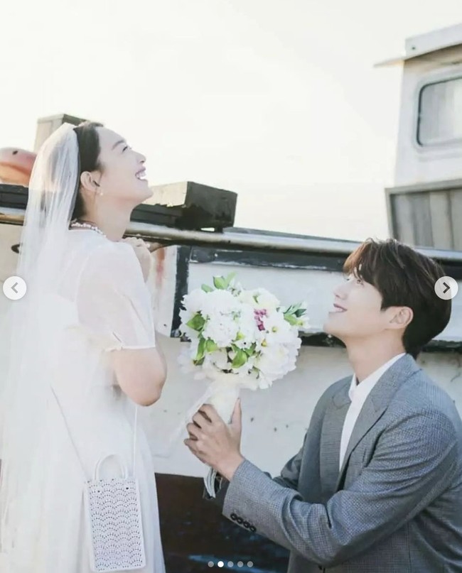 Kim Seon Ho dan Shin Min Ah tampil bak pasangan yang akan menikah dalam episode terakhir atau episode 16 Hometown Cha Cha Cha. Keduanya mengenakan busana bak pengantin untuk sesi foto pernikahan. Foto: Dok. tvNdrama