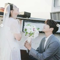 Kim Seon Ho dan Shin Min Ah tampil bak pasangan yang akan menikah dalam episode terakhir atau episode 16 Hometown Cha Cha Cha. Keduanya mengenakan busana bak pengantin untuk sesi foto pernikahan. Foto: Dok. tvNdrama