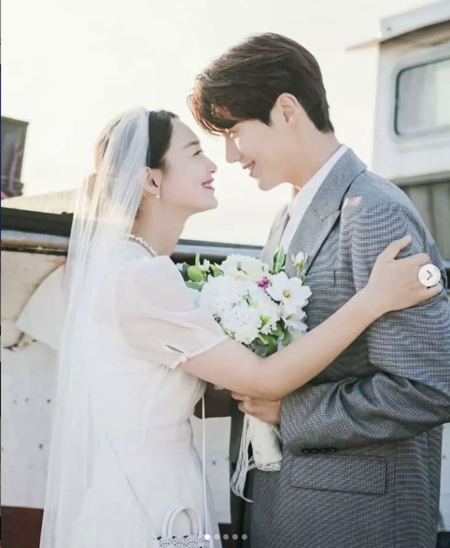 Shin Min Ah tampil dengan gaun pernikahan putih untuk sesi foto pernikahan di episode 16 Hometown Cha Cha Cha. Sedangkan Kim Seon Ho atau Hong Du Shik mengenakan setelan jas yang dikisahkan dibelikan Hye Jin sebagai hadiah ulang tahun. Foto: Dok. tvNdrama