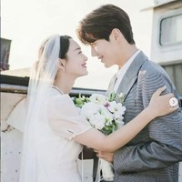 Shin Min Ah tampil dengan gaun pernikahan putih untuk sesi foto pernikahan di episode 16 Hometown Cha Cha Cha. Sedangkan Kim Seon Ho atau Hong Du Shik mengenakan setelan jas yang dikisahkan dibelikan Hye Jin sebagai hadiah ulang tahun. Foto: Dok. tvNdrama