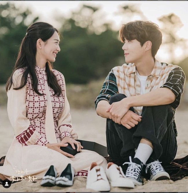 Drama Korea Hometown Cha Cha Cha yang dibintangi Kim Seon Ho dan Shin Min Ah ini tamat dengan rating tertinggi. Dilansir dari Nielsen Korea, episode 16 Hometown Cha Cha Cha mencetak rating sebesar 12,6 persen dan 13,3 persen. Foto: Dok. tvNdrama