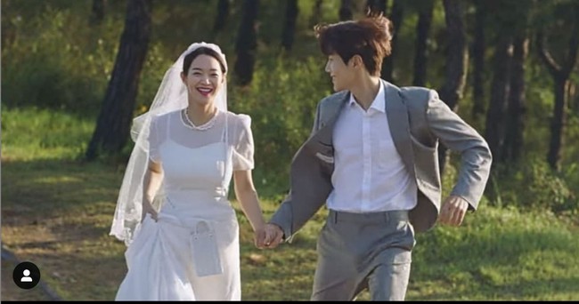 Dalam episode 16 Hometown Cha Cha Cha dikisahkan Kim Seon Ho yang berperan sebagai Hong Du Shik dan Shin Min Ah pemeran Yoon Hye Jin berencana menggelar pernikahan di Seoul. Karena acara pernikahan di Seoul itu, Hye Jin ingin foto pernikahan mereka dilakukan di desa Gongjin tercinta. Foto: Dok. tvNdrama