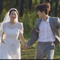 Dalam episode 16 Hometown Cha Cha Cha dikisahkan Kim Seon Ho yang berperan sebagai Hong Du Shik dan Shin Min Ah pemeran Yoon Hye Jin berencana menggelar pernikahan di Seoul. Karena acara pernikahan di Seoul itu, Hye Jin ingin foto pernikahan mereka dilakukan di desa Gongjin tercinta. Foto: Dok. tvNdrama
