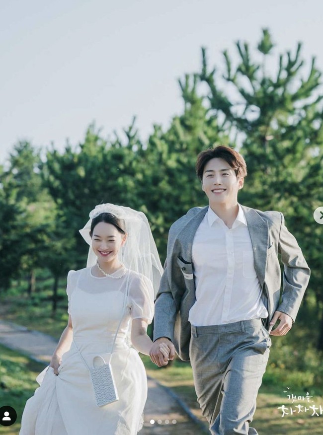 Sedangkan Shin Min Ah memakai gaun pengantin dari brand Korea, Bride And You. Gaun pengantin tersebut merupakan koleksi bridal spring/summer 2020. Foto: Dok. tvNdrama