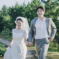 Sedangkan Shin Min Ah memakai gaun pengantin dari brand Korea, Bride And You. Gaun pengantin tersebut merupakan koleksi bridal spring/summer 2020. Foto: Dok. tvNdrama
