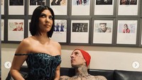 Momen ketika Kourtney dan Travis berpose. Kourtney mengepal stik drum milik Travis. Foto: Instagram