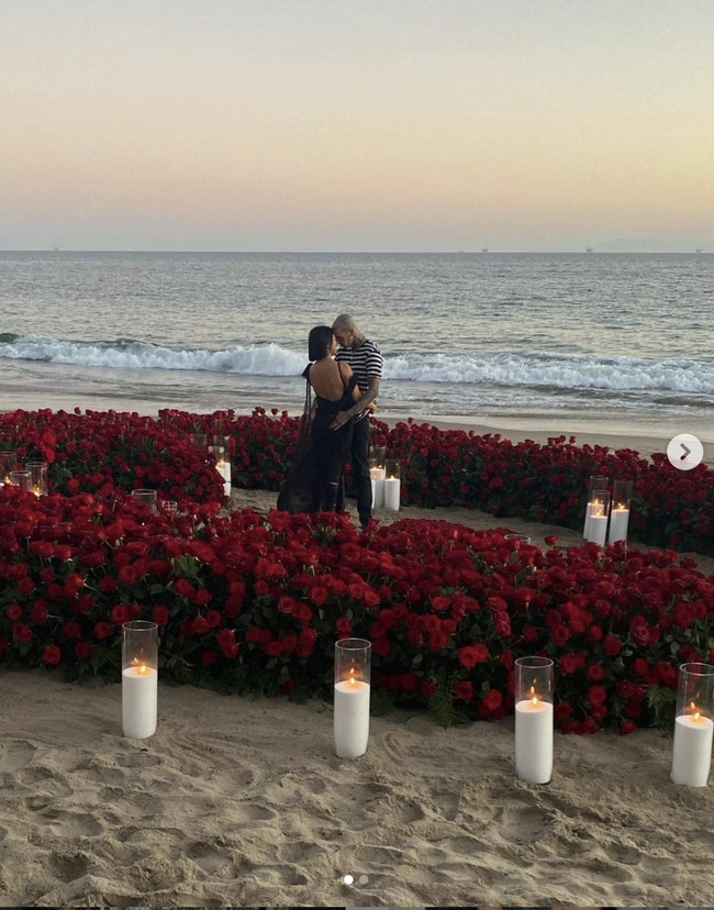 Travis Barker melamar Kourtney Kardashian di Hotel Rosewood Miramar, California pada akhir pekan kemarin. Melalui unggahan di Instagram, Kourtney mengumumkan soal lamaran tersebut. “forever @travisbarker,” tulisnya pada keterangan foto mesranya dengan Travis. Foto: Instagram