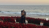Travis Barker melamar Kourtney Kardashian di Rosewood Miramar hotel di Montecito, California, Amerika Serikat, Minggu (17/10).  Foto: Instagram