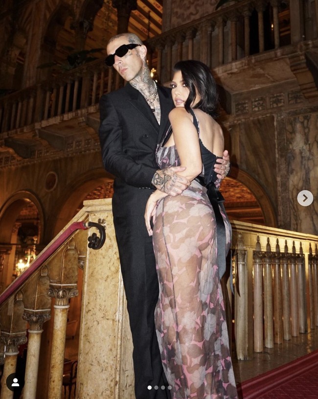 Setelah mengungkap hubungan cinta mereka di Instagram, Kourtney dan Travis menjadi pasangan yang hobi PDA alias pamer kemesraan di publik. Foto: Instagram