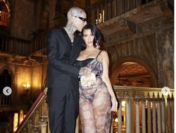 8 Foto Kourtney Kardashian dan Travis Barker, Pasangan Hobi PDA Kini Tunangan