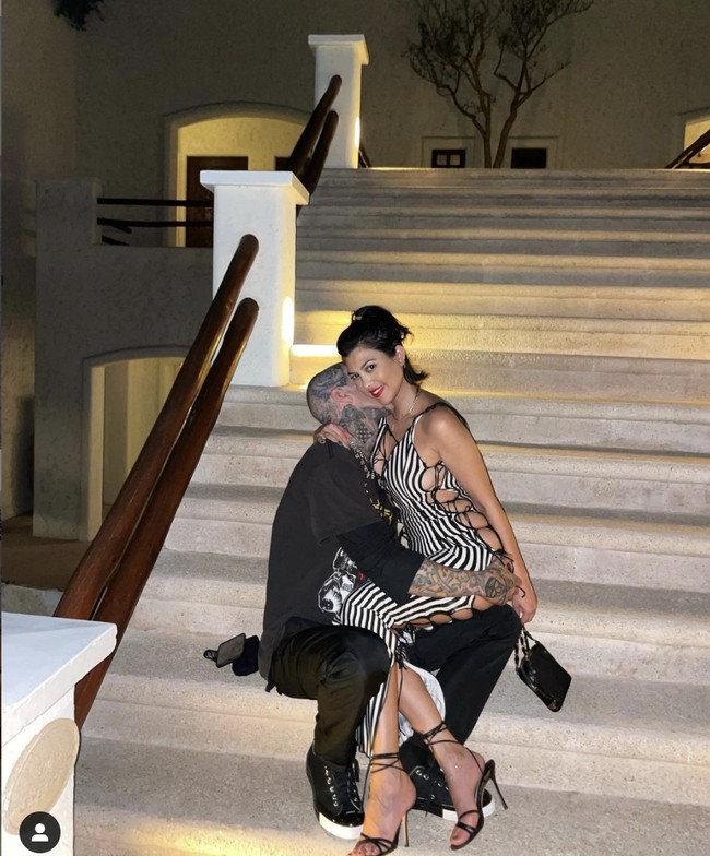 Pada Februari 2021, Kourtney Kardashian dan Travis Barker akhirnya mengumumkan hubungan cinta mereka di Instagram. Keduanya mengunggah foto mesra usai merayakan Valentine bersama. Foto: Instagram
