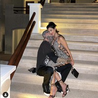 Pada Februari 2021, Kourtney Kardashian dan Travis Barker akhirnya mengumumkan hubungan cinta mereka di Instagram. Keduanya mengunggah foto mesra usai merayakan Valentine bersama. Foto: Instagram