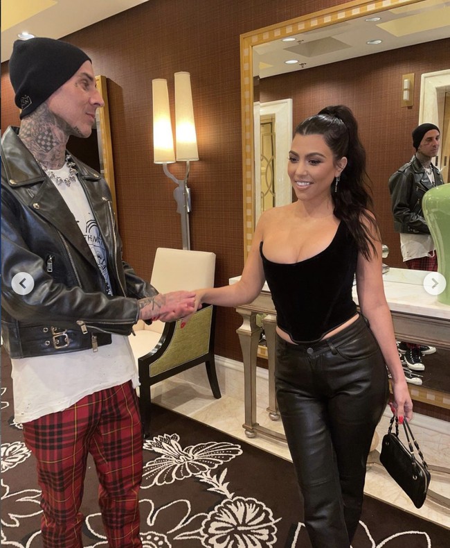 Hubungan cinta pasangan musisi dan bintang reality show itu tercium media pada Januari 2021. Travis saat itu mulai berani menuliskan komentar mesra di Instagram Kourtney Kardashian. Foto: Instagram