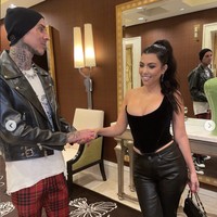 Hubungan cinta pasangan musisi dan bintang reality show itu tercium media pada Januari 2021. Travis saat itu mulai berani menuliskan komentar mesra di Instagram Kourtney Kardashian. Foto: Instagram