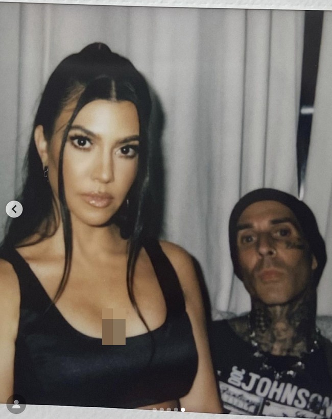 Saat Kourtney Kardashian berulang tahun ke-42, Travis Barker memberikan bunga mawar ukuran besar yang digantung di langit-langit rumah sang kekasih.  Foto: Instagram