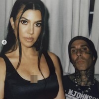 Saat Kourtney Kardashian berulang tahun ke-42, Travis Barker memberikan bunga mawar ukuran besar yang digantung di langit-langit rumah sang kekasih.  Foto: Instagram