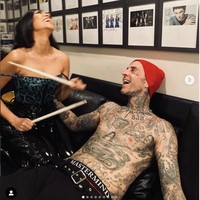 Travis Barker dan Kourtney Kardashian pamer kemesraan saat mereka berada di stuio rekaman drummer Blink-182 itu. Pada Juni 2021, rumor Kourtney dan Travis bertunangan sudah berhembus. Foto: Instagram