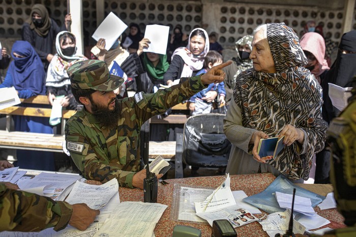 Layanan Pembuatan Paspor yang Masih Dijaga Ketat Pejuang Taliban Warga mengantri untuk memperoleh layanan pembuatan paspor di Kabul, Afghanistan. Layanan yang dibuka sejak awal Oktober lalu dijaga ketat oleh tentara bersenjata.