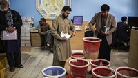 Staf layanan pemerintah mengecek penerbitan paspor di Ibu Kota Kabul, Afghanistan.  Hingga saat ini, pemerintah Afghanistan dibawah rezim Taliban masih belum diakui oleh sejumlah negara. 