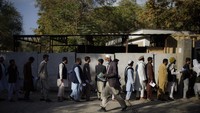 Potret antrian penerbitan paspor di Kabul. Sebelumnya, penerbitan dokumen paspor tersebut tertunda lantaran peralihan kekuasaan Agustus lalu.